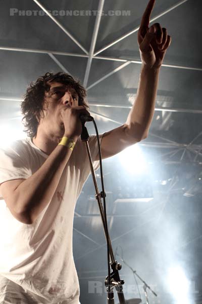 THE FAT WHITE FAMILY - 2014-08-14 - SAINT MALO - Fort de St Pere - Scene des Remparts - 